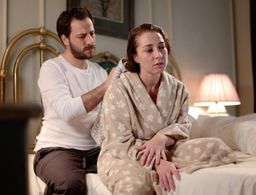 Dolunay Soysert and Kaan Tasaner in Kayip (2013)