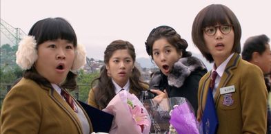 Hye-Young Jung, Seung-ah Yoon, Jung So-Min, and Hong Yoon Hwa in Mischievous Kiss (2010)