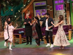Tanvi Azmi, Paresh Rawal, Kiku Sharda, Kriti Kharbanda, Kartik Aaryan, and Rochelle Rao in The Kapil Sharma Show (2016)