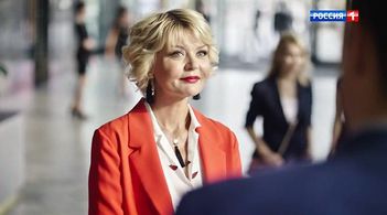 Yuliya Menshova in Mezhdu nami, devochkami. Prodolzheniye: Episode #1.10 (2019)