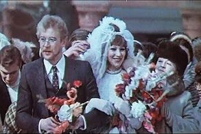 Elena Mayorova and Vladimir Kuznetsov in Odinokim predostavlyaetsya obshchezhitiye (1984)