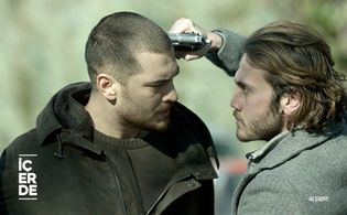 Aras Bulut Iynemli and Çagatay Ulusoy in Içerde (2016)