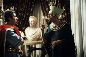 Alain Chabat and Gérard Darmon in Asterix & Obelix: Mission Cleopatra (2002)