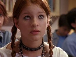 Melissa McIntyre and Stacey Farber in Degrassi: The Next Generation (2001)