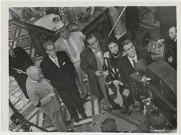 Humphrey Bogart, Peter Lorre, Ivor Barnard, Gina Lollobrigida, Robert Morley, Marco Tulli, and Edward Underdown in Beat 