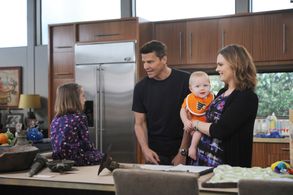 David Boreanaz, Emily Deschanel, and Sunnie Pelant in Bones (2005)