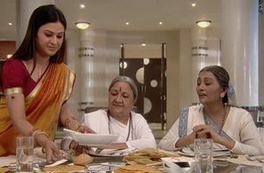 Sudha Shivpuri, Rajeeta Kochhar, and Shalini Chandran in Kahaani Ghar Ghar Kii (2000)