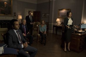 Kiefer Sutherland, Natascha McElhone, Kal Penn, Geoff Pierson, and Italia Ricci in Designated Survivor (2016)