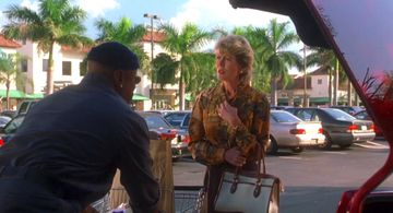 Ving Rhames and Susan Hatfield in Out of Sight (1998)