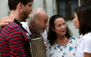 Héctor Alterio, Daniel Brühl, Bárbara Goenaga, and Julieta Serrano in A Tram in SP (2008)