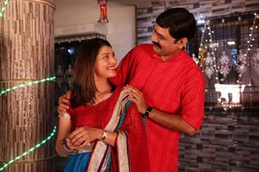 Makarand Anaspure and Tejaswini Pandit in Angarki (2013)