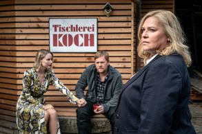 Oliver Bröcker, Petra Kleinert, and Mirka Pigulla in Leipzig Homicide (2001)