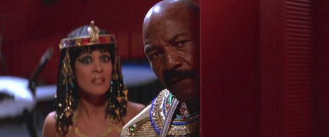 Jim Brown and Janice Rivera in Mars Attacks! (1996)
