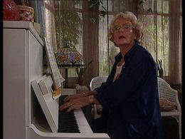 Truus Dekker in We zijn weer thuis (1989)