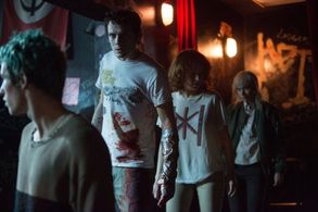 Alia Shawkat, Anton Yelchin, Joseph Bertót, Imogen Poots, Callum Turner, and Jake Love in Green Room (2015)