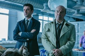 Antonio Resines and Javier Rey in Unknown Origins (2020)