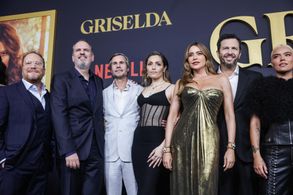 Juliana Aidén Martinez with Christian Tappan, Luis Balaguer, director Andrés Baiz, Sofía Vergara and show creator Eric N