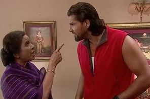 Usha Nadkarni and Chetan Hansraj in Kahaani Ghar Ghar Kii (2000)