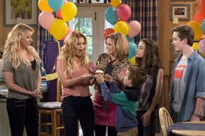 Andrea Barber, Candace Cameron Bure, Jodie Sweetin, Michael Campion, Elias Harger, and Soni Bringas in Fuller House (201