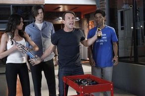 Christian Slater, Odette Annable, Alphonso McAuley, and Trevor Moore in Breaking In (2011)