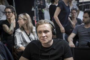 Matthias Schweighöfer and Tom Beck in You Are Wanted (2017)