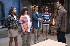 Kyle Howard, Max Torina, Alison Fernandez, Elie Samouhi, and Izabela Rose in Upside-Down Magic (2020)