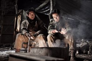 Shin Ha-kyun and Go Soo in The Front Line (2011)