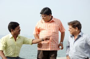 Mohan Joshi, Sanjay Narvekar, and Atul Parchure in Be Dune Saade Chaar (2009)