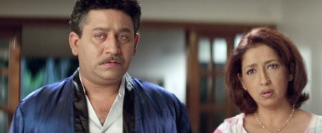 Neena Kulkarni and Uday Tikekar in Saatchya Aat Gharat (2004)