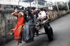 Meher Afroz Shaon and Shila Ahmed in Aaj Robibar (1996)