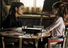 Phoebe Tonkin and Summer Fontana in The Originals (2013)