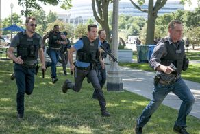 Jason Beghe, Jesse Lee Soffer, Jon Seda, Patrick John Flueger, and LaRoyce Hawkins in Chicago P.D. (2014)