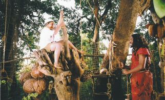 Nana Patekar and Saksham Kulkarni in Pak Pak Pakaak (2005)