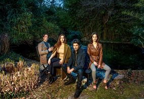 Engin Akyürek, Sarp Levendoglu, Fahriye Evcen Özçivit, and Gülcan Arslan in Ölene Kadar (2017)