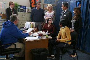 Anjali Bhimani, Julie Bowen, Ty Burrell, Andy Daly, Ajay Mehta, Eric Stonestreet, Ariel Winter, and Suraj Partha in Mode