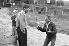 Yanina Lisovskaya, Vladimir Menshov, and Aleksandr Mikhaylov in Love and Doves (1985)