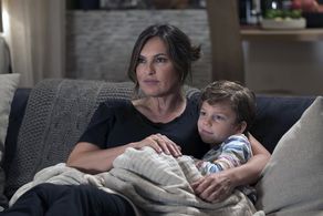 Mariska Hargitay and Ryan Buggle SVU 19.2