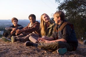 Reese Hartwig, Ella Wahlestedt, Astro, and Teo Halm in Earth to Echo (2014)