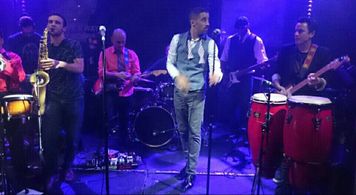 Justin Wade singing at the Sayers Club in Hollywood