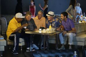 William Shatner, Henry Winkler, Terry Bradshaw, George Foreman, and Jeff Dye in Better Late Than Never (2016)