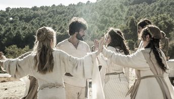 Daniel Grao and Natalia de Molina in Cathedral of the Sea (2018)