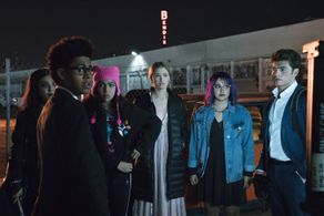 Gregg Sulkin, Ariela Barer, Lyrica Okano, Virginia Gardner, Allegra Acosta, and Rhenzy Feliz in Runaways (2017)