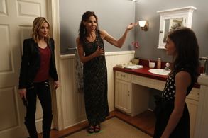 Minnie Driver, Leslie Bibb, and Cricket Wampler in About a Boy (2014)