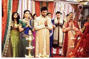 Deepak Qazir, Indira Krishnan, Parakh Madan, Kiran Karmarkar, and Aamir Dalvi in Saathii Re (2007)