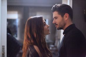 Tolgahan Sayisman and Hande Erçel in Siyah Inci (2017)
