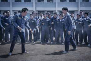 Rae-won Kim and Seong-rok Sin in The Prison (2017)