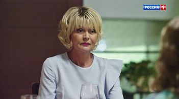 Yuliya Menshova in Mezhdu nami, devochkami. Prodolzheniye: Episode #1.15 (2019)