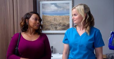 Ptosha Storey and Lauren Buglioli in The Oval (2019)