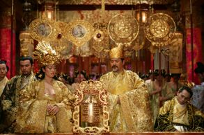 Gong Li, Chow Yun-Fat, Ye Liu, Jay Chou, and Junjie Qin in Curse of the Golden Flower (2006)