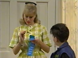 Julie Benz and Eric Kushnick in Hi Honey, I'm Home (1991)